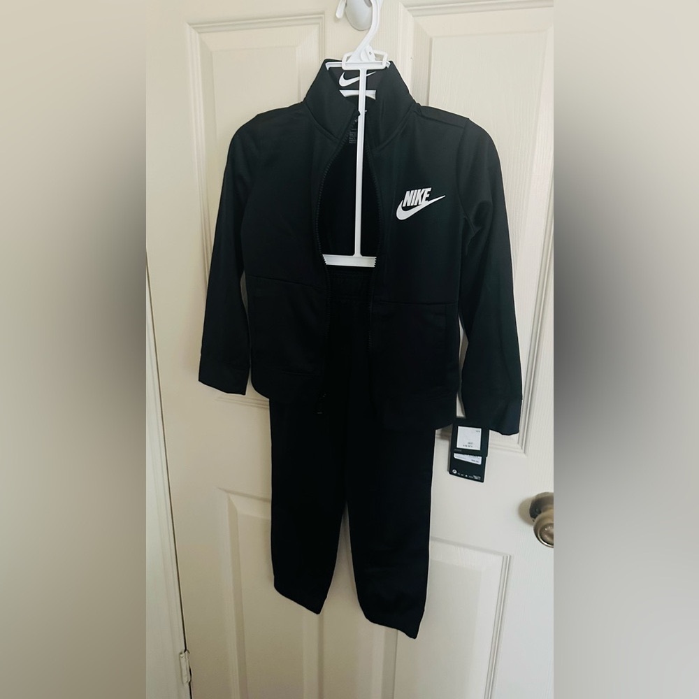 Nike 2 piece set for little boys size 5
